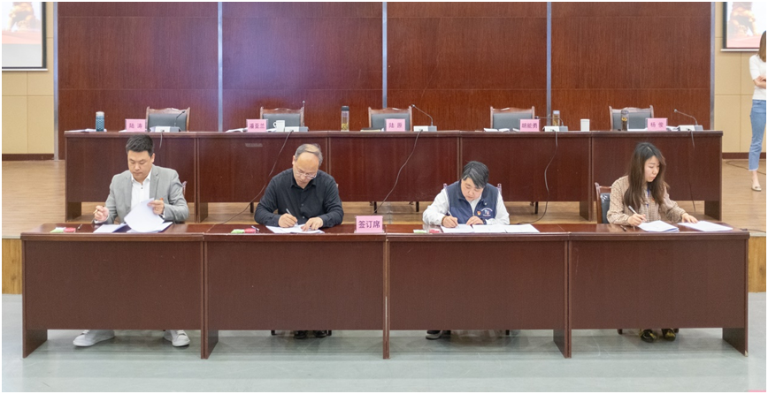 會展公司組織召開黨風(fēng)廉政建設(shè)工作會暨黨風(fēng)廉政建設(shè)責(zé)任書、廉潔從業(yè)承諾書簽訂會