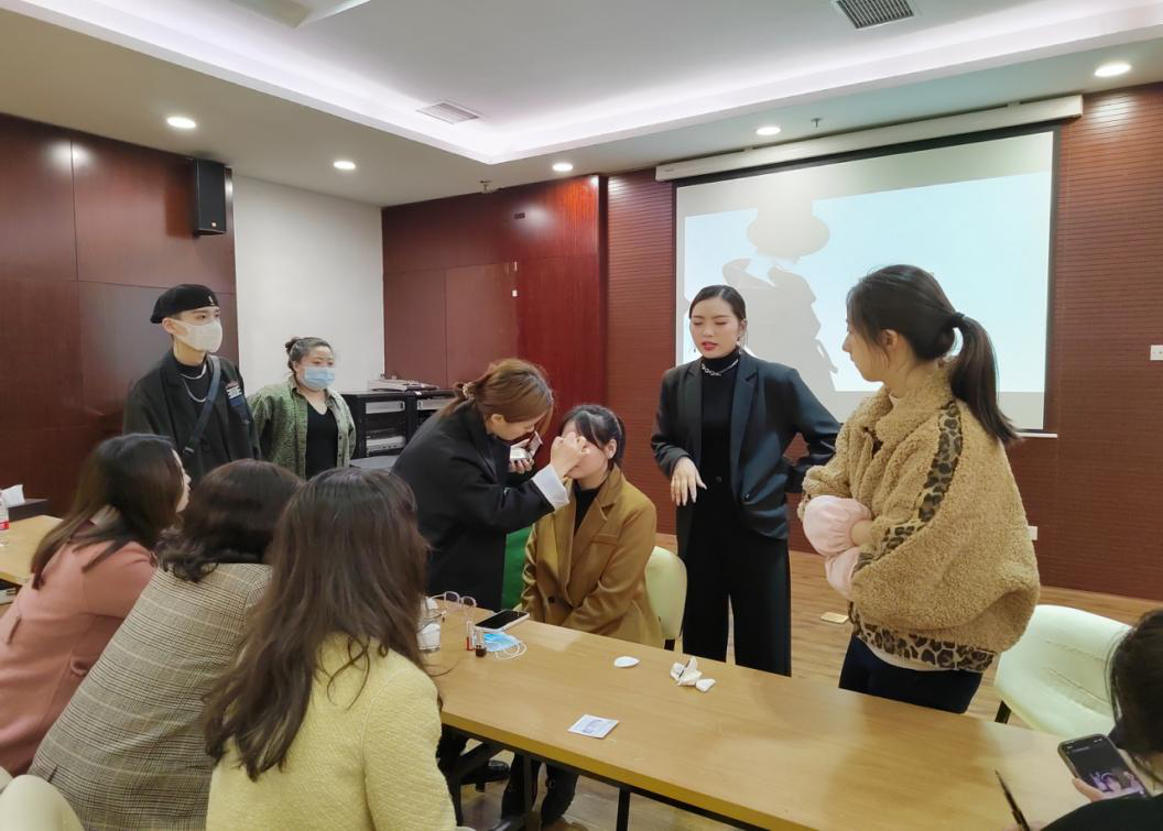 會(huì)展旅游公司組織開展 “內(nèi)強(qiáng)素質(zhì) 外樹形象”職場(chǎng)禮儀專題培訓(xùn)